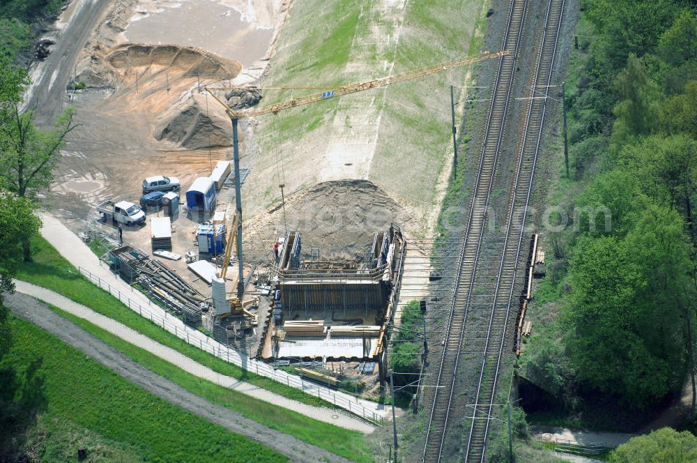 Roßlau from the bird's eye view: Blick auf verschiedene Brückenbauwerke an der Baustelle zum Ausbau der B184 zwischen Dessau und Roßlau in Sachsen-Anhalt. Die B184 wird aufgrund des gestiegenen Verkehrsaufkommens 4-streifig über den Verlauf der Elbe hinweg ausgebaut.Bauherr ist der Landesbetrieb Bau Sachsen-Anhalt, die Projektleitung liegt bei SCHÜßLER-PLAN Berlin.