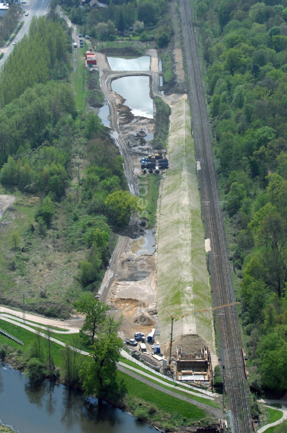 Aerial image Roßlau - Blick auf verschiedene Brückenbauwerke an der Baustelle zum Ausbau der B184 zwischen Dessau und Roßlau in Sachsen-Anhalt. Die B184 wird aufgrund des gestiegenen Verkehrsaufkommens 4-streifig über den Verlauf der Elbe hinweg ausgebaut.Bauherr ist der Landesbetrieb Bau Sachsen-Anhalt, die Projektleitung liegt bei SCHÜßLER-PLAN Berlin.