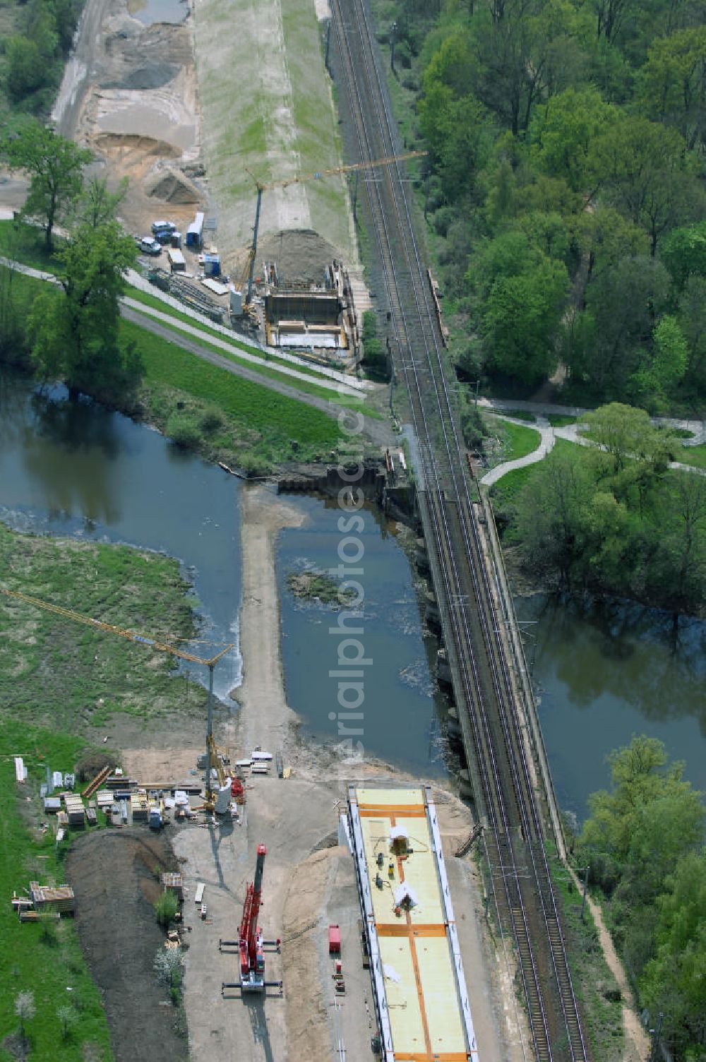 Aerial photograph Roßlau - Blick auf verschiedene Brückenbauwerke an der Baustelle zum Ausbau der B184 zwischen Dessau und Roßlau in Sachsen-Anhalt. Die B184 wird aufgrund des gestiegenen Verkehrsaufkommens 4-streifig über den Verlauf der Elbe hinweg ausgebaut.Bauherr ist der Landesbetrieb Bau Sachsen-Anhalt, die Projektleitung liegt bei SCHÜßLER-PLAN Berlin.