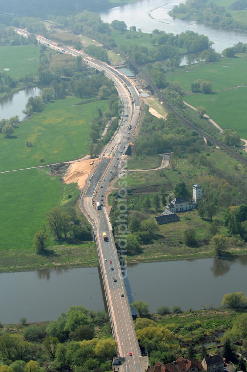 Roßlau from above - Blick auf verschiedene Brückenbauwerke an der Baustelle zum Ausbau der B184 zwischen Dessau und Roßlau in Sachsen-Anhalt. Die B184 wird aufgrund des gestiegenen Verkehrsaufkommens 4-streifig über den Verlauf der Elbe hinweg ausgebaut.Bauherr ist der Landesbetrieb Bau Sachsen-Anhalt, die Projektleitung liegt bei SCHÜßLER-PLAN Berlin.