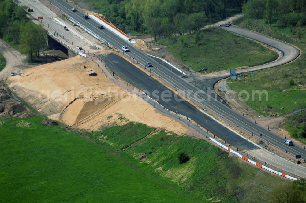 Roßlau from the bird's eye view: Blick auf verschiedene Brückenbauwerke an der Baustelle zum Ausbau der B184 zwischen Dessau und Roßlau in Sachsen-Anhalt. Die B184 wird aufgrund des gestiegenen Verkehrsaufkommens 4-streifig über den Verlauf der Elbe hinweg ausgebaut.Bauherr ist der Landesbetrieb Bau Sachsen-Anhalt, die Projektleitung liegt bei SCHÜßLER-PLAN Berlin.