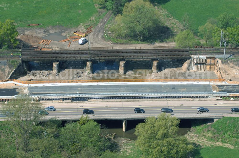 Aerial image Roßlau - Blick auf verschiedene Brückenbauwerke an der Baustelle zum Ausbau der B184 zwischen Dessau und Roßlau in Sachsen-Anhalt. Die B184 wird aufgrund des gestiegenen Verkehrsaufkommens 4-streifig über den Verlauf der Elbe hinweg ausgebaut.Bauherr ist der Landesbetrieb Bau Sachsen-Anhalt, die Projektleitung liegt bei SCHÜßLER-PLAN Berlin.