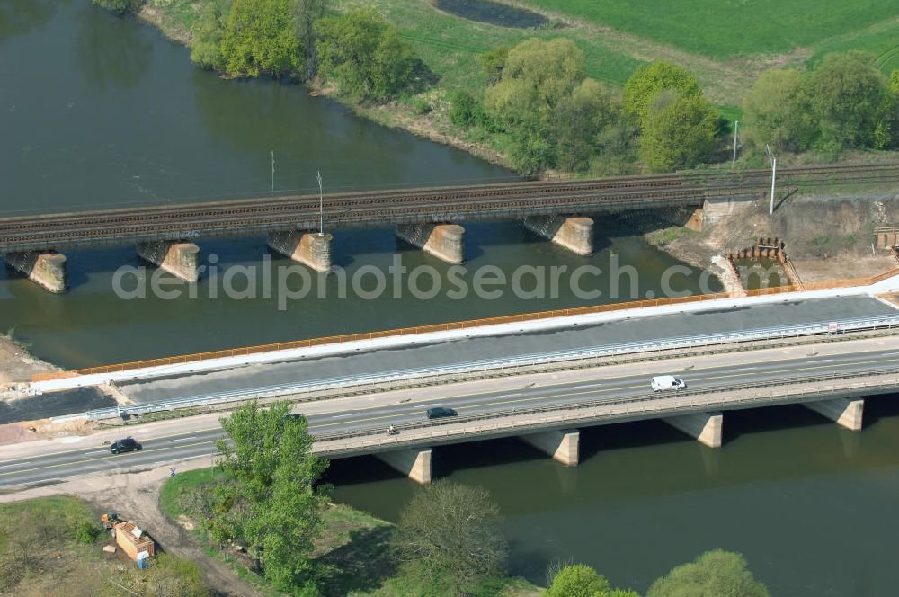 Aerial photograph Roßlau - Blick auf verschiedene Brückenbauwerke an der Baustelle zum Ausbau der B184 zwischen Dessau und Roßlau in Sachsen-Anhalt. Die B184 wird aufgrund des gestiegenen Verkehrsaufkommens 4-streifig über den Verlauf der Elbe hinweg ausgebaut.Bauherr ist der Landesbetrieb Bau Sachsen-Anhalt, die Projektleitung liegt bei SCHÜßLER-PLAN Berlin.