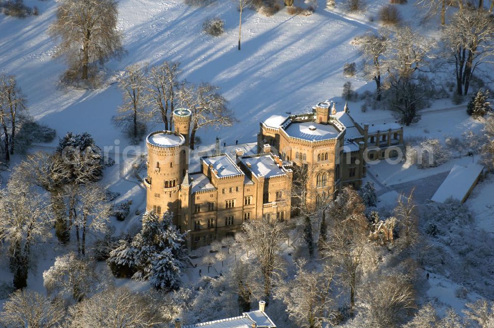 Potsdam - Babelsberg from above - Blick auf das verschneite Schloss Babelsberg im gleichnamigen Park und Stadtteil der brandenburgischen Landeshauptstadt Potsdam, aufgenommen am 05.01.2009. Schloss Babelsberg wurde 1833 als Sommersitz für den späteren Kaiser Wilhelm I. in der Hügellandschaft an der Havel in neogotischen Stil nach Plänen von Karl Friedrich Schinkel errichtet. Das Schloss ist unter der Verwaltung der Stiftung Preußische Schlösser und Gärten Berlin-Brandenburg und steht als Weltkulturerbe innerhalb des Gesamtensembles Potsdam unter dem Schutz der UNESCO.