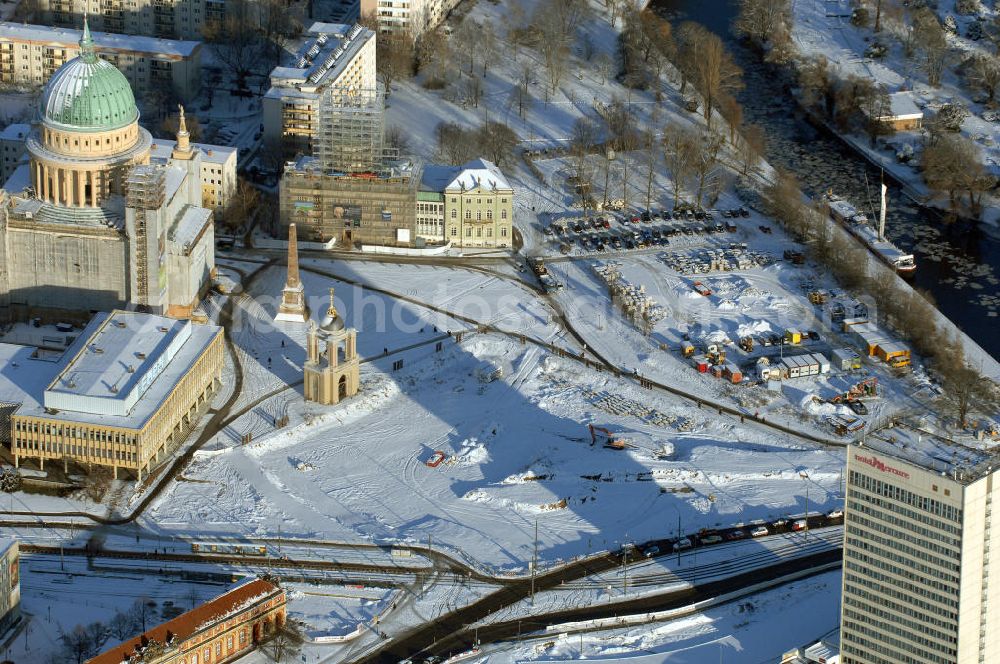 Aerial photograph POTSDAM - Blick auf das verschneite Stadtzentrum am Alten Markt von Potsdam mit dem Hotel Mercure (vorn r.), der eingerüsteten evangelischen Kirche St. Nikolai (l.) und dem ebenfalls eingerüsteten Alten Rathaus (daneben r.), aufgenommen am 05.01.2009. In der Bildmitte die Baustelle für den künftigen Brandenburger Landtag auf dem Areal des früheren Stadtschlosses.