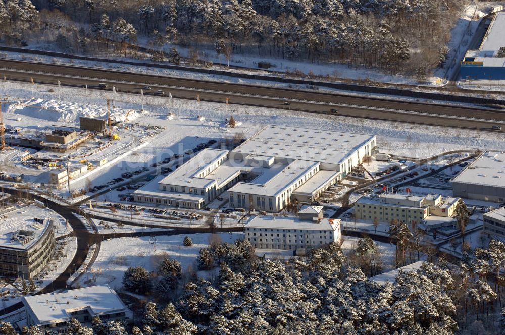 Dreilinden from above - Blick auf den verschneiten Erweiterungsbaustelle Europapark Dreilinden bei der Waldsiedlung Dreilinden nahe der brandenburgischen Gemeinde Kleinmachnow (Landkreis Potsdam-Mittelmark) südwestlich von Berlin. Dreilinden ist der Name eines Forstes und einer Kolonie und war besonders bekannt als Bezeichnung für die frühere Grenzübergangsstelle Drewitz. Der ab 1990 errichtete Europapark ist ein Gewerbepark auf dem ehemaligen Gelände der wichtigsten Transitstrecke nach Westen und Süden (Checkpoint Bravo).