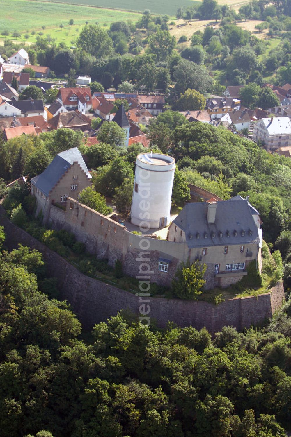 Otzberg from above - Die Veste Otzberg wurde auf dem Gipfel des gleichnamigen Berges im Odenwald in 368 m ü. NN errichtet. Die Veste Otzberg dürfte Ende des 12., Anfang des 13. Jahrhunderts gebaut worden sein. Kontakt: Museum Otzberg, Burgweg 28, 64853 Otzberg-Hering, Tel. +49 (0)6162 71114, Homepage