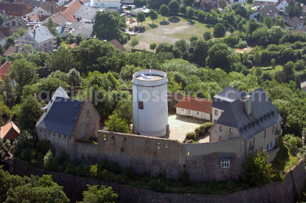 Otzberg from the bird's eye view: Die Veste Otzberg wurde auf dem Gipfel des gleichnamigen Berges im Odenwald in 368 m ü. NN errichtet. Die Veste Otzberg dürfte Ende des 12., Anfang des 13. Jahrhunderts gebaut worden sein. Kontakt: Museum Otzberg, Burgweg 28, 64853 Otzberg-Hering, Tel. +49 (0)6162 71114, Homepage