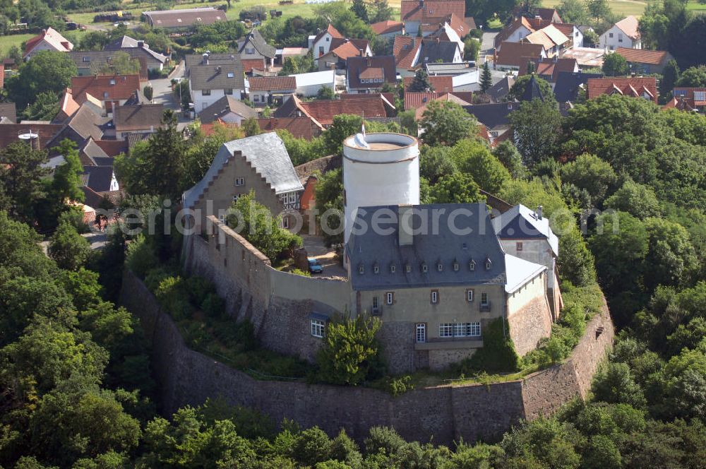 Aerial photograph Otzberg - Die Veste Otzberg wurde auf dem Gipfel des gleichnamigen Berges im Odenwald in 368 m ü. NN errichtet. Die Veste Otzberg dürfte Ende des 12., Anfang des 13. Jahrhunderts gebaut worden sein. Kontakt: Museum Otzberg, Burgweg 28, 64853 Otzberg-Hering, Tel. +49 (0)6162 71114, Homepage