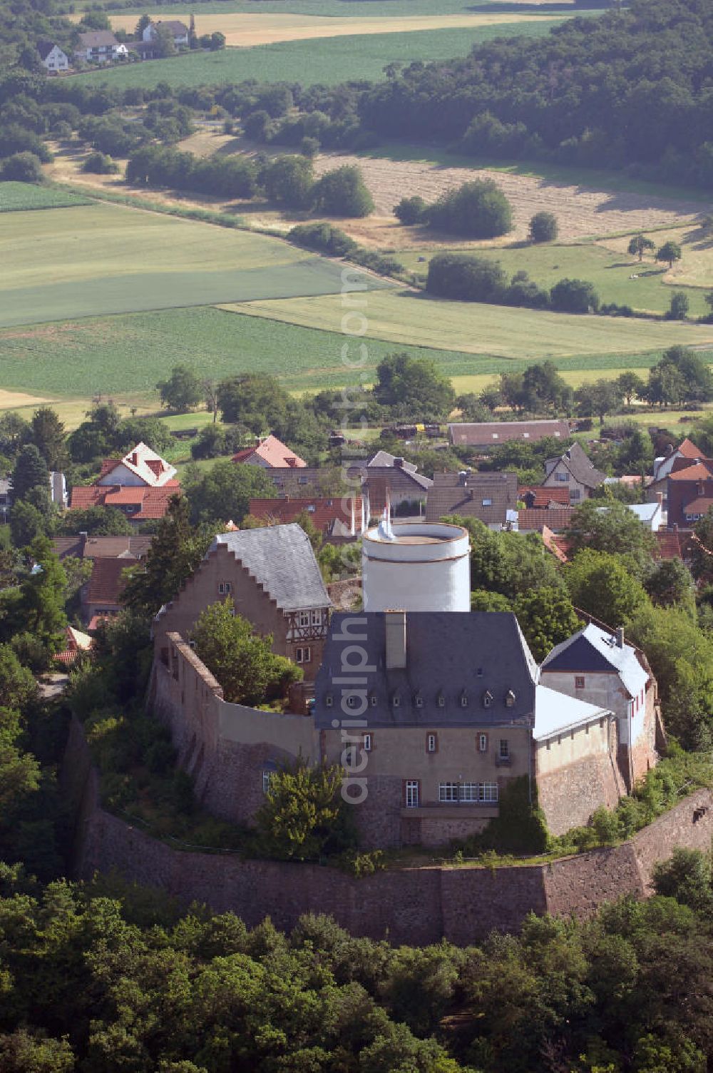 Otzberg from above - Die Veste Otzberg wurde auf dem Gipfel des gleichnamigen Berges im Odenwald in 368 m ü. NN errichtet. Die Veste Otzberg dürfte Ende des 12., Anfang des 13. Jahrhunderts gebaut worden sein. Kontakt: Museum Otzberg, Burgweg 28, 64853 Otzberg-Hering, Tel. +49 (0)6162 71114, Homepage