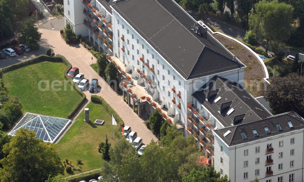 Friedrichroda from the bird's eye view: Blick auf das vier Sterne RAMADA Hotel in Friedrichroda. Es verfügt über 154 Zimmer und Appartments, einige auch mit Wasserbett. Zudem sind 66 der Zimmer Nichtraucherzimmer und es gibt 16 allergikerfreundliche Zimmer. Da es sehr ruhig direkt am Kurpark gelegen ist, kann man sich sehr gut erholen, auch das Saunaangebot, Aromaduschen und an dere Wellnessangebote tragen zur Erholung bei. Kontakt: Ramada Hotel Friedrichroda THR Thüringer Wald Betriebs- und Management GmbH, Burchardtsweg 1 99894 Friedrichroda, Tel. +49(0)3623 3520, Fax +49(0)3623 352500, Email: friedrichroda@ramada.de