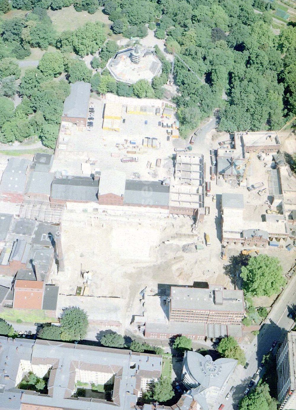 Aerial image Berlin - Kreuzberg - Blick auf das Viktoria Quartier in Berlin-Kreuberg. Wohn- und Geschäftshausbau an der Methfesselstraße (ehem. Schultheiß-Brauerei) am Kreuzberg in Berlin-Kreuzberg. Investor: Baywobau Berlin Methfesselstr. 42, 10965 Berlin tel.:030- 39 88 17 15,