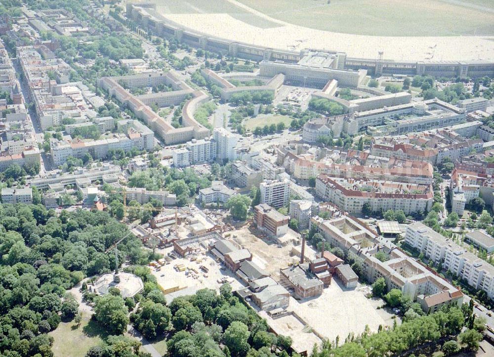 Berlin - Kreuzberg from above - Blick auf das Viktoria Quartier in Berlin-Kreuberg. Wohn- und Geschäftshausbau an der Methfesselstraße (ehem. Schultheiß-Brauerei) am Kreuzberg in Berlin-Kreuzberg. Investor: Baywobau Berlin Methfesselstr. 42, 10965 Berlin tel.:030- 39 88 17 15,