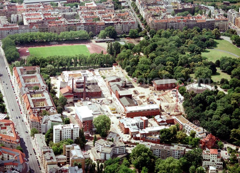 Aerial photograph Berlin - Kreuzberg - Blick auf das Viktoria Quartier in Berlin-Kreuberg. Wohn- und Geschäftshausbau an der Methfesselstraße (ehem. Schultheiß-Brauerei) am Kreuzberg in Berlin-Kreuzberg. Investor: Baywobau Berlin Methfesselstr. 42, 10965 Berlin tel.:030- 39 88 17 15,