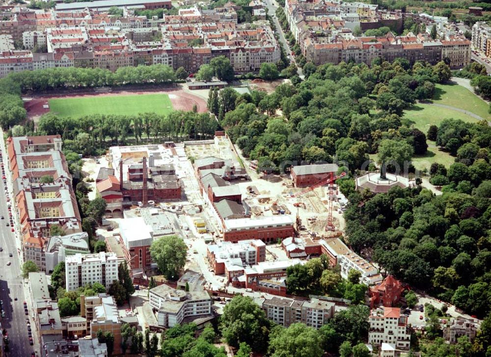 Berlin - Kreuzberg from above - Blick auf das Viktoria Quartier in Berlin-Kreuberg. Wohn- und Geschäftshausbau an der Methfesselstraße (ehem. Schultheiß-Brauerei) am Kreuzberg in Berlin-Kreuzberg. Investor: Baywobau Berlin Methfesselstr. 42, 10965 Berlin tel.:030- 39 88 17 15,