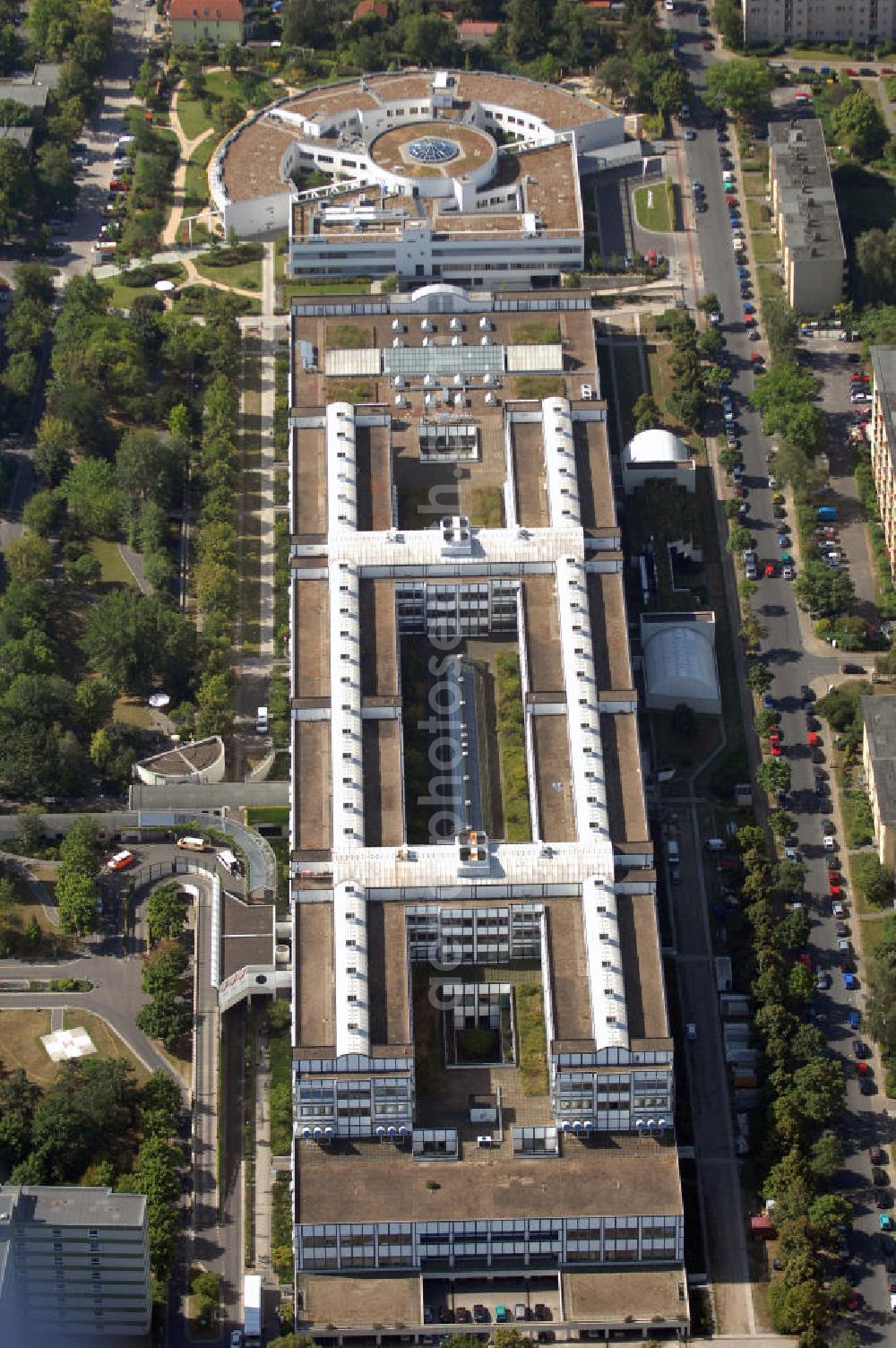 Aerial photograph Berlin - Blick auf das Vivantes Klinikum in Berlin-Neukölln. Es verfügt über 22 medizinische Fachabteilungen und 1053 Betten. Pro Jahr werden ca. 163.000 Patienten von 1776 Mitarbeitern behandelt und versorgt. Es gibt auch verschiedene Spezialeinrichtungen, z. B. das Institut Raucherprävention. Adresse: Vivantes Klinikum Neukölln, Rudower Straße 48, 12351 Berlin, Tel. +49 (0)30 130 14 0, Email info@vivantes.de