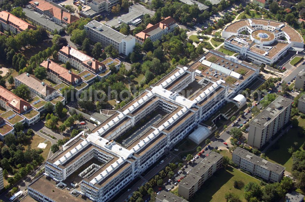 Berlin from above - Blick auf das Vivantes Klinikum in Berlin-Neukölln. Es verfügt über 22 medizinische Fachabteilungen und 1053 Betten. Pro Jahr werden ca. 163.000 Patienten von 1776 Mitarbeitern behandelt und versorgt. Es gibt auch verschiedene Spezialeinrichtungen, z. B. das Institut Raucherprävention. Adresse: Vivantes Klinikum Neukölln, Rudower Straße 48, 12351 Berlin, Tel. +49 (0)30 130 14 0, Email info@vivantes.de