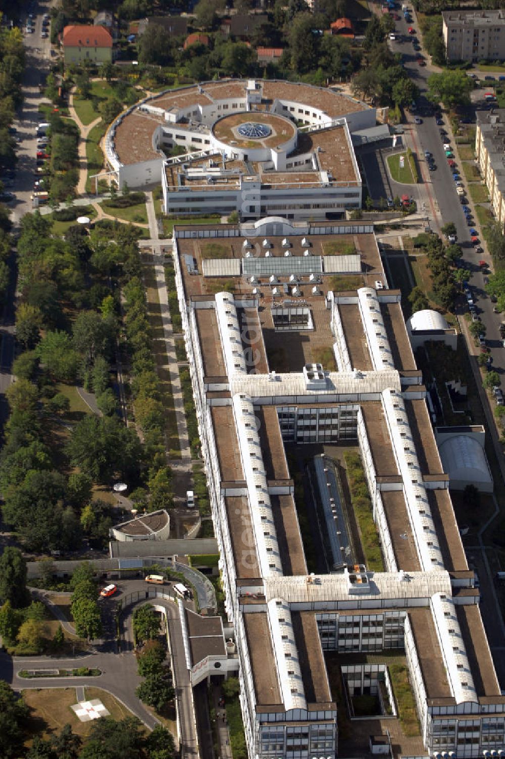 Berlin from the bird's eye view: Blick auf das Vivantes Klinikum in Berlin-Neukölln. Es verfügt über 22 medizinische Fachabteilungen und 1053 Betten. Pro Jahr werden ca. 163.000 Patienten von 1776 Mitarbeitern behandelt und versorgt. Es gibt auch verschiedene Spezialeinrichtungen, z. B. das Institut Raucherprävention. Adresse: Vivantes Klinikum Neukölln, Rudower Straße 48, 12351 Berlin, Tel. +49 (0)30 130 14 0, Email info@vivantes.de