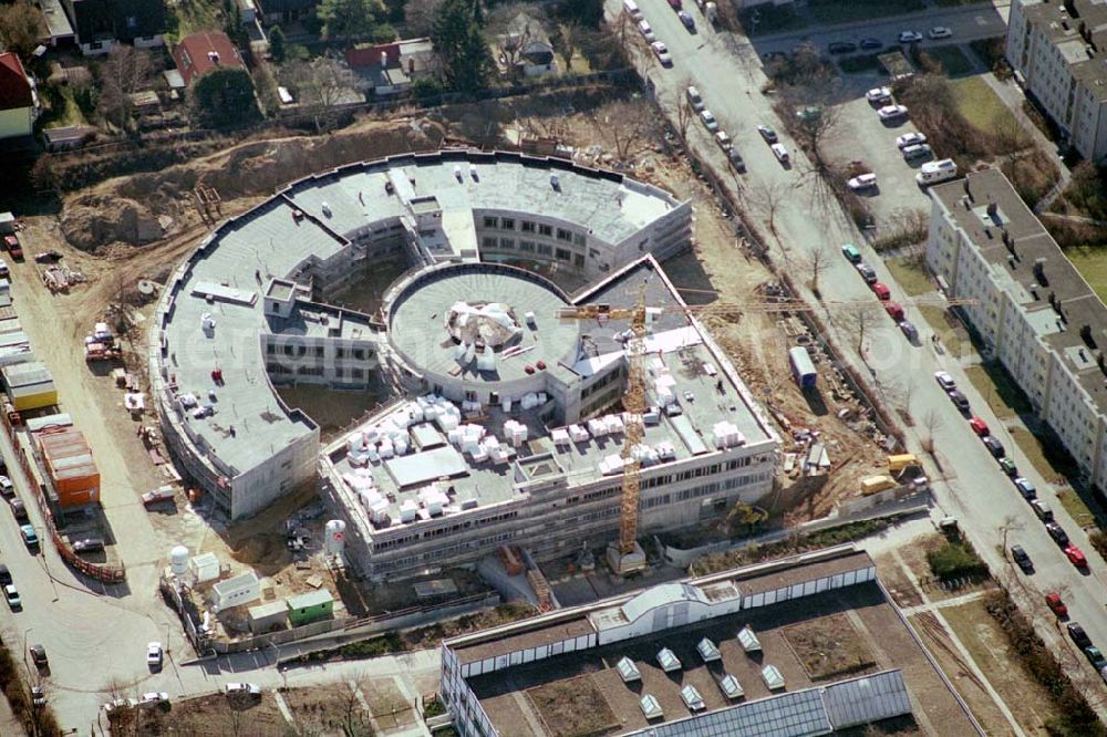 Aerial image Berlin-Neukölln - Blick auf das vivantes-Krankenhaus Neukölln mit dem Erweiterungsneubau am Bereich Rotkehlchenweg / Rotschwanzweg an der Rudower Chaussee.