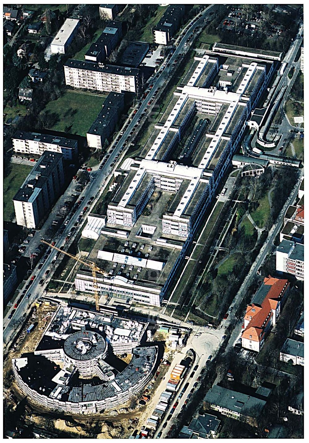 Aerial image Berlin-Neukölln - Blick auf das vivantes-Krankenhaus Neukölln mit dem Erweiterungsneubauam Bereich Rotkehlchenweg / Rotschwanzweg an der Rudower Chaussee.05.03.2004