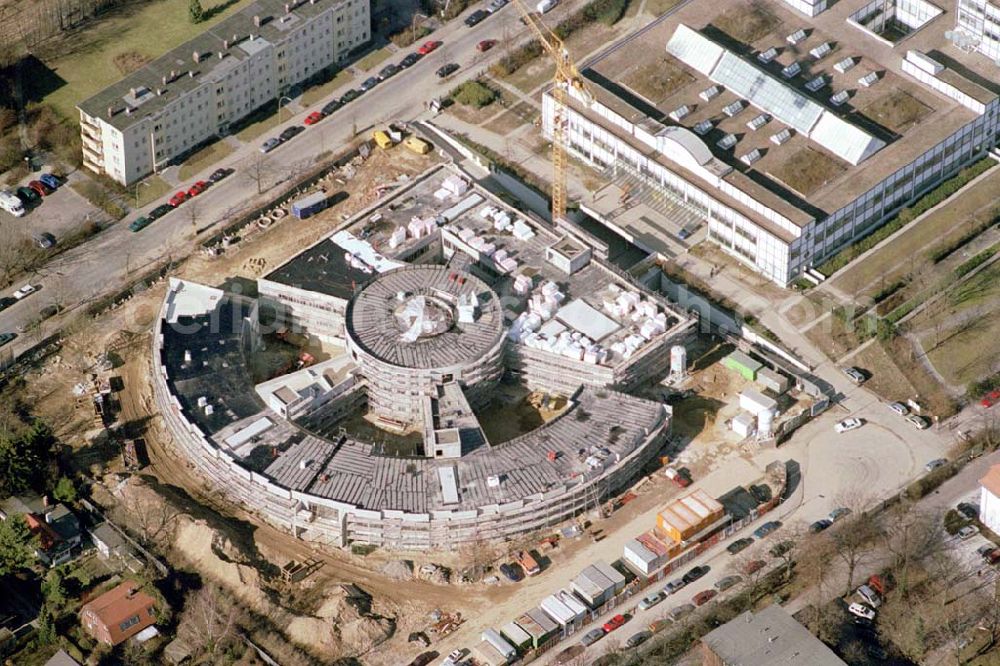 Aerial photograph Berlin-Neukölln - Blick auf das vivantes-Krankenhaus Neukölln mit dem Erweiterungsneubauam Bereich Rotkehlchenweg / Rotschwanzweg an der Rudower Chaussee.