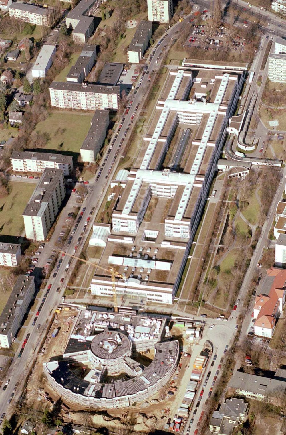 Berlin-Neukölln from above - Blick auf das vivantes-Krankenhaus Neukölln mit dem Erweiterungsneubauam Bereich Rotkehlchenweg / Rotschwanzweg an der Rudower Chaussee.