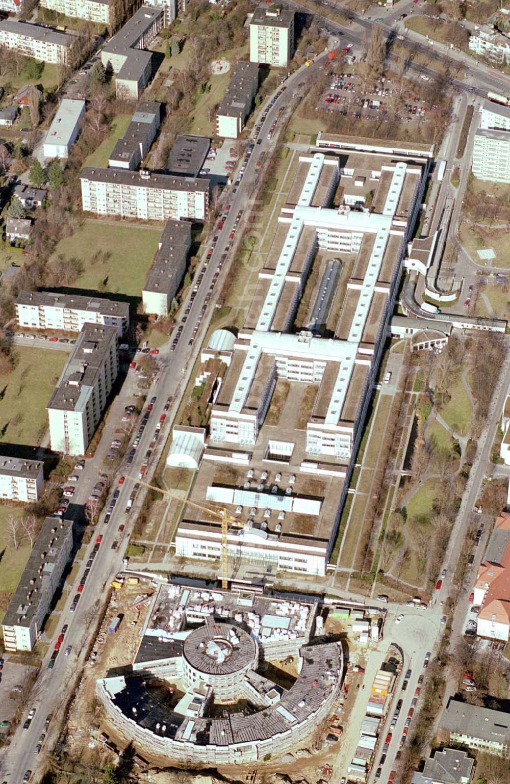 Berlin-Neukölln from the bird's eye view: Blick auf das vivantes-Krankenhaus Neukölln mit dem Erweiterungsneubauam Bereich Rotkehlchenweg / Rotschwanzweg an der Rudower Chaussee.