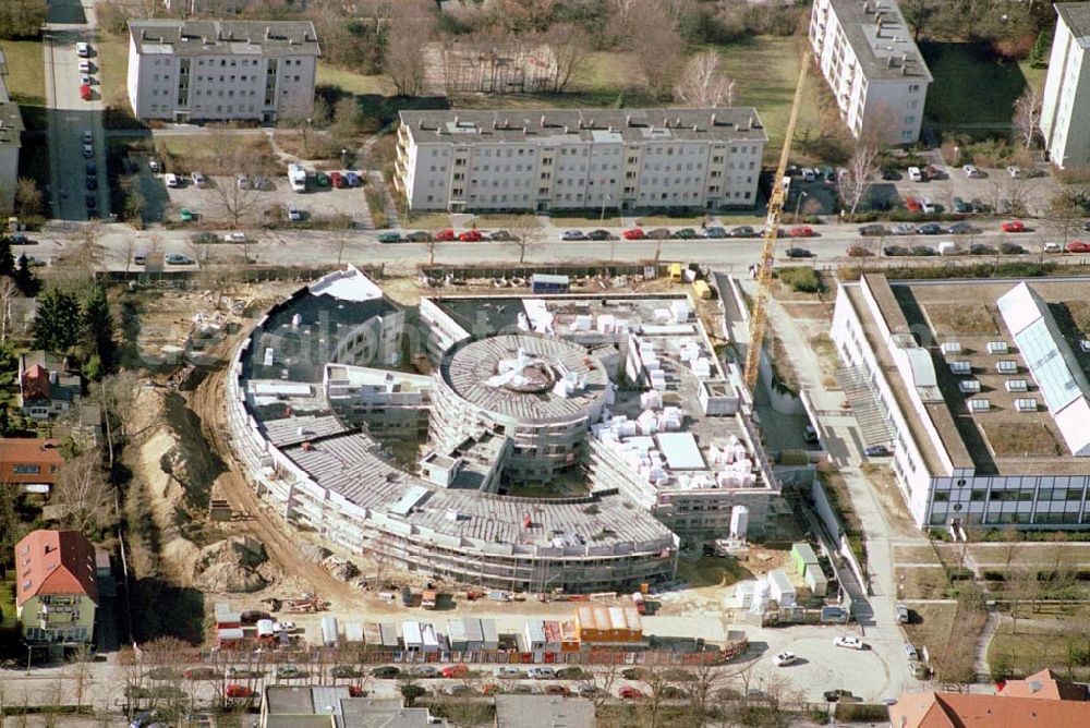 Berlin-Neukölln from above - Blick auf das vivantes-Krankenhaus Neukölln mit dem Erweiterungsneubauam Bereich Rotkehlchenweg / Rotschwanzweg an der Rudower Chaussee.