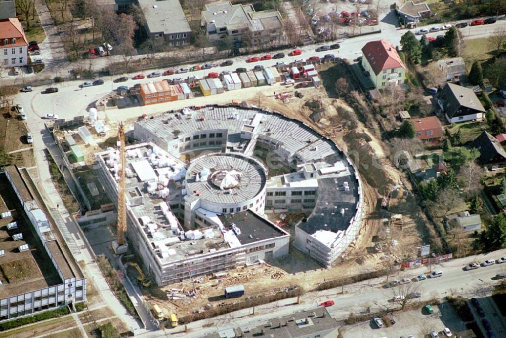 Berlin-Neukölln from above - Blick auf das vivantes-Krankenhaus Neukölln mit dem Erweiterungsneubauam Bereich Rotkehlchenweg / Rotschwanzweg an der Rudower Chaussee.