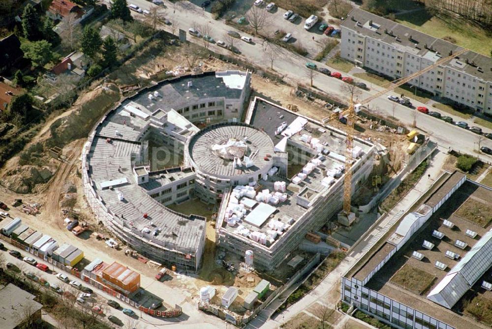 Berlin-Neukölln from the bird's eye view: Blick auf das vivantes-Krankenhaus Neukölln mit dem Erweiterungsneubauam Bereich Rotkehlchenweg / Rotschwanzweg an der Rudower Chaussee.