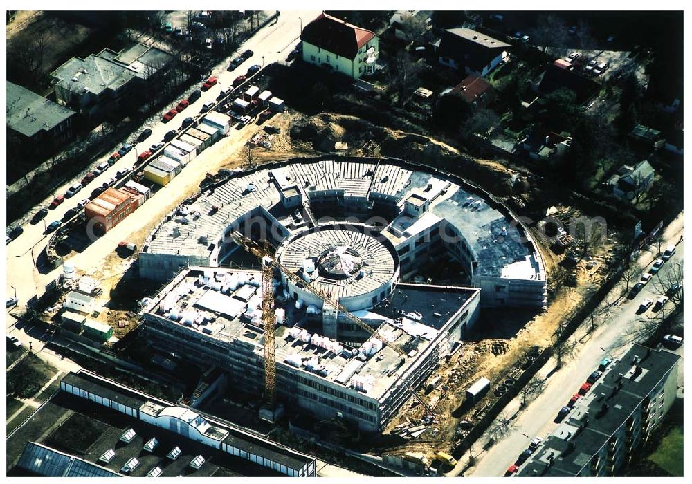 Aerial photograph Berlin-Neukölln - Blick auf das vivantes-Krankenhaus Neukölln mit dem Erweiterungsneubauam Bereich Rotkehlchenweg / Rotschwanzweg an der Rudower Chaussee.