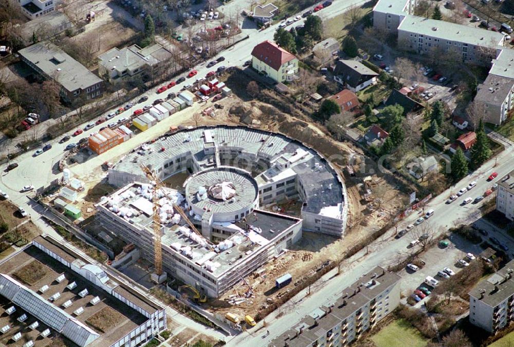 Berlin-Neukölln from above - Blick auf das vivantes-Krankenhaus Neukölln mit dem Erweiterungsneubauam Bereich Rotkehlchenweg / Rotschwanzweg an der Rudower Chaussee.