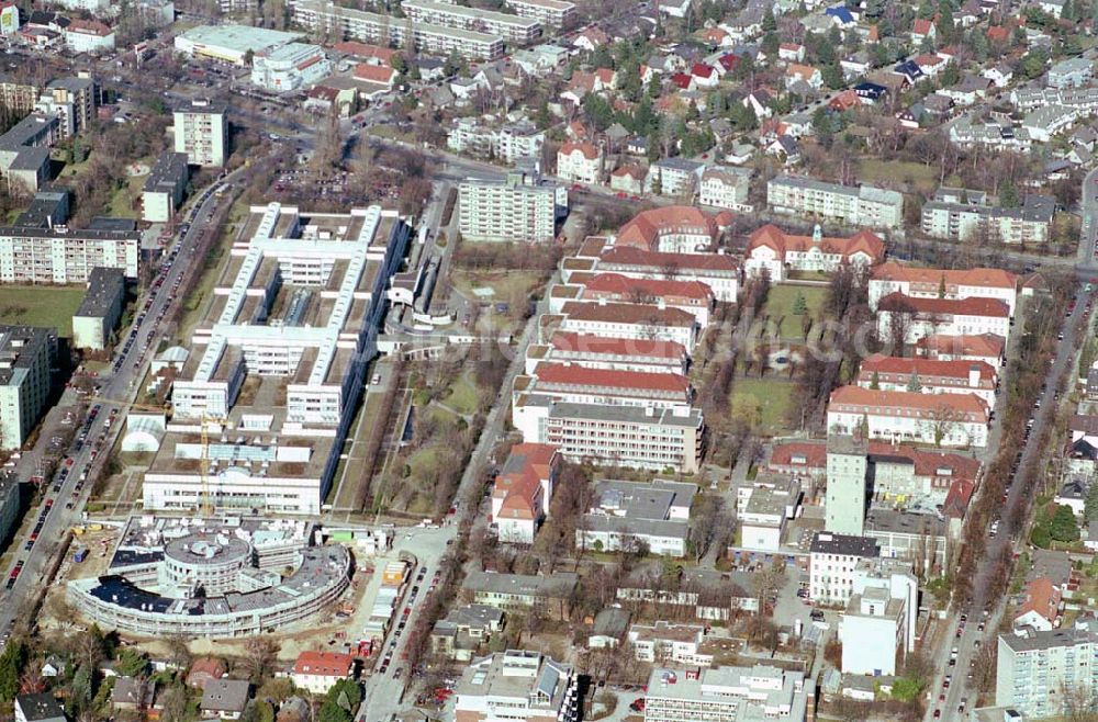 Berlin-Neukölln from the bird's eye view: Blick auf das vivantes-Krankenhaus Neukölln mit dem Erweiterungsneubauam Bereich Rotkehlchenweg / Rotschwanzweg an der Rudower Chaussee.