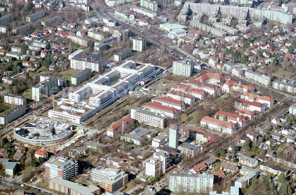 Aerial image Berlin-Neukölln - Blick auf das vivantes-Krankenhaus Neukölln mit dem Erweiterungsneubauam Bereich Rotkehlchenweg / Rotschwanzweg an der Rudower Chaussee.