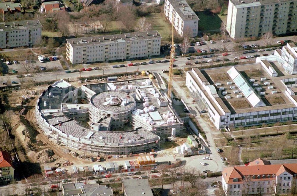 Aerial photograph Berlin-Neukölln - Blick auf das vivantes-Krankenhaus Neukölln mit dem Erweiterungsneubauam Bereich Rotkehlchenweg / Rotschwanzweg an der Rudower Chaussee.