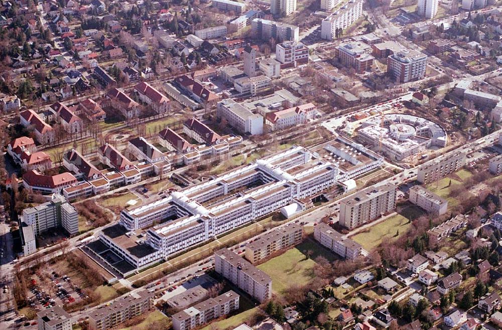 Berlin-Neukölln from the bird's eye view: Blick auf das vivantes-Krankenhaus Neukölln mit dem Erweiterungsneubauam Bereich Rotkehlchenweg / Rotschwanzweg an der Rudower Chaussee.