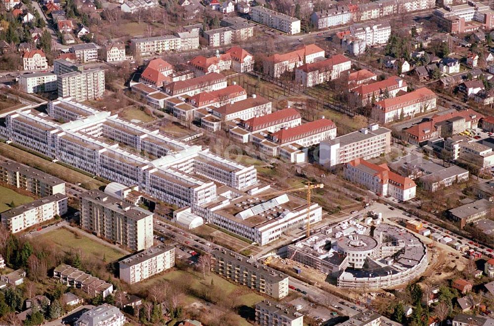 Berlin-Neukölln from the bird's eye view: Blick auf das vivantes-Krankenhaus Neukölln mit dem Erweiterungsneubauam Bereich Rotkehlchenweg / Rotschwanzweg an der Rudower Chaussee.