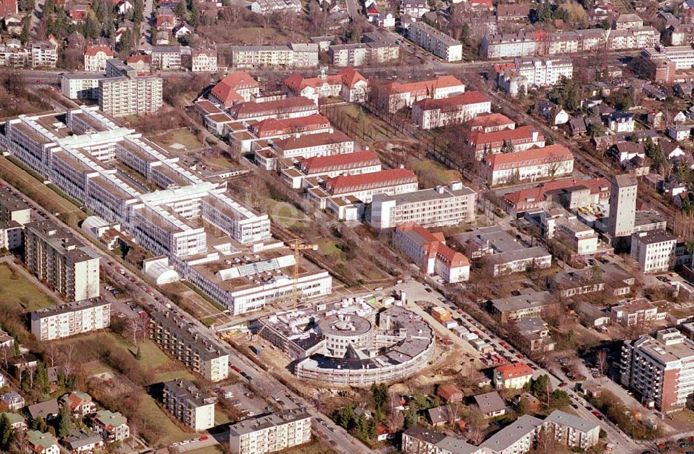 Aerial image Berlin-Neukölln - Blick auf das vivantes-Krankenhaus Neukölln mit dem Erweiterungsneubauam Bereich Rotkehlchenweg / Rotschwanzweg an der Rudower Chaussee.