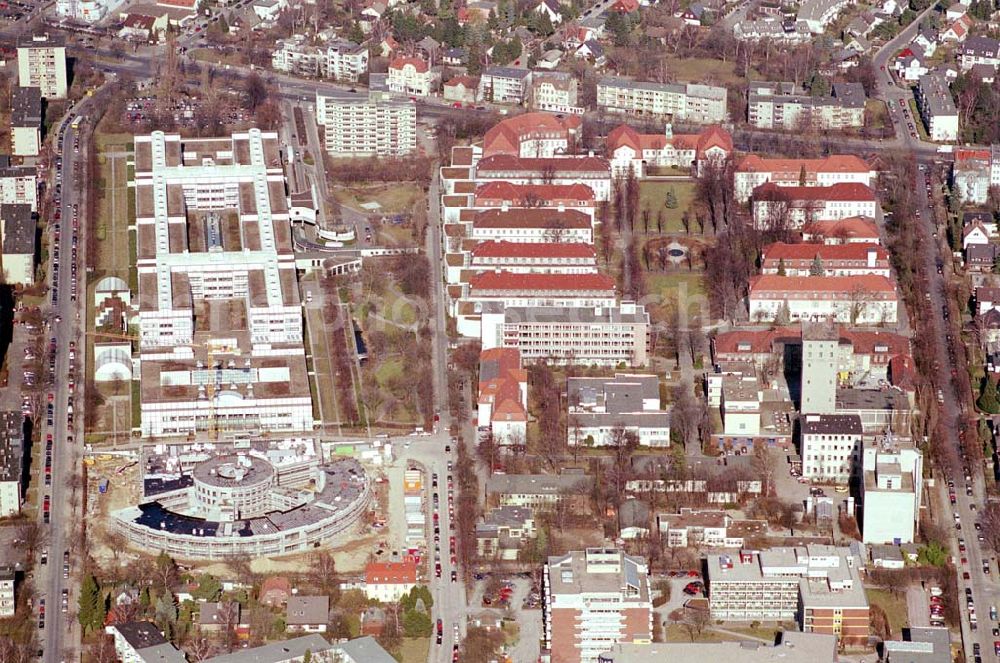 Aerial photograph Berlin-Neukölln - Blick auf das vivantes-Krankenhaus Neukölln mit dem Erweiterungsneubauam Bereich Rotkehlchenweg / Rotschwanzweg an der Rudower Chaussee.