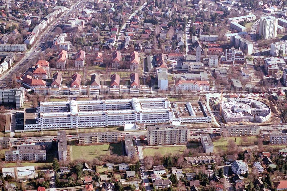 Berlin-Neukölln from the bird's eye view: Blick auf das vivantes-Krankenhaus Neukölln mit dem Erweiterungsneubauam Bereich Rotkehlchenweg / Rotschwanzweg an der Rudower Chaussee.