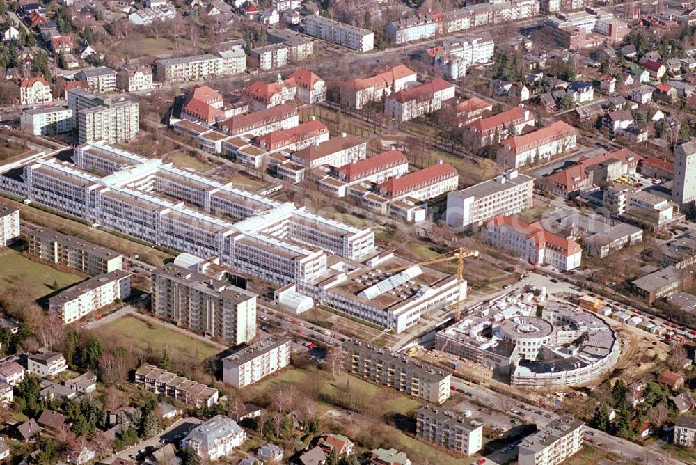 Aerial image Berlin-Neukölln - Blick auf das vivantes-Krankenhaus Neukölln mit dem Erweiterungsneubauam Bereich Rotkehlchenweg / Rotschwanzweg an der Rudower Chaussee.