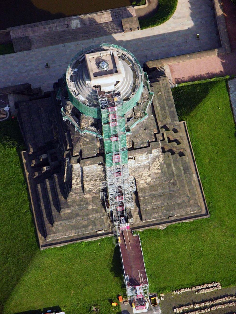 Leipzig from above - 27.08.2005 Leipzig; Für die Sanierung des Völkerschlachtdenkmales wurde in den letzten Jahren sehr viel getan. So konnten die Kriegsschäden in der Ruhmeshalles beseitigt werden. Es erfolgten notwendige Erschließungsarbeiten zur Durchführung der Baumaßnahmen. Der Zugang über das Plateau unter dem Michael-Relief wurde geschaffen, Grundleitungen verlegt, Stahlbetonarbeiten an Decke und Wänden ausgeführt.Das Völkerschlachtdenkmal Leipzig erinnert an die erste große Massenschlacht der Menschheitsgeschichte. Über eine halbe Million Soldaten aus fast ganz Europa stan­den sich im Oktober 1813 auf den Schlachtfeldern um Leipzig gegenüber. Mehr als 120 000 Menschen haben während der blutigen Kämpfe oder anschließend durch Hunger und Seuchen ihr Leben verloren.