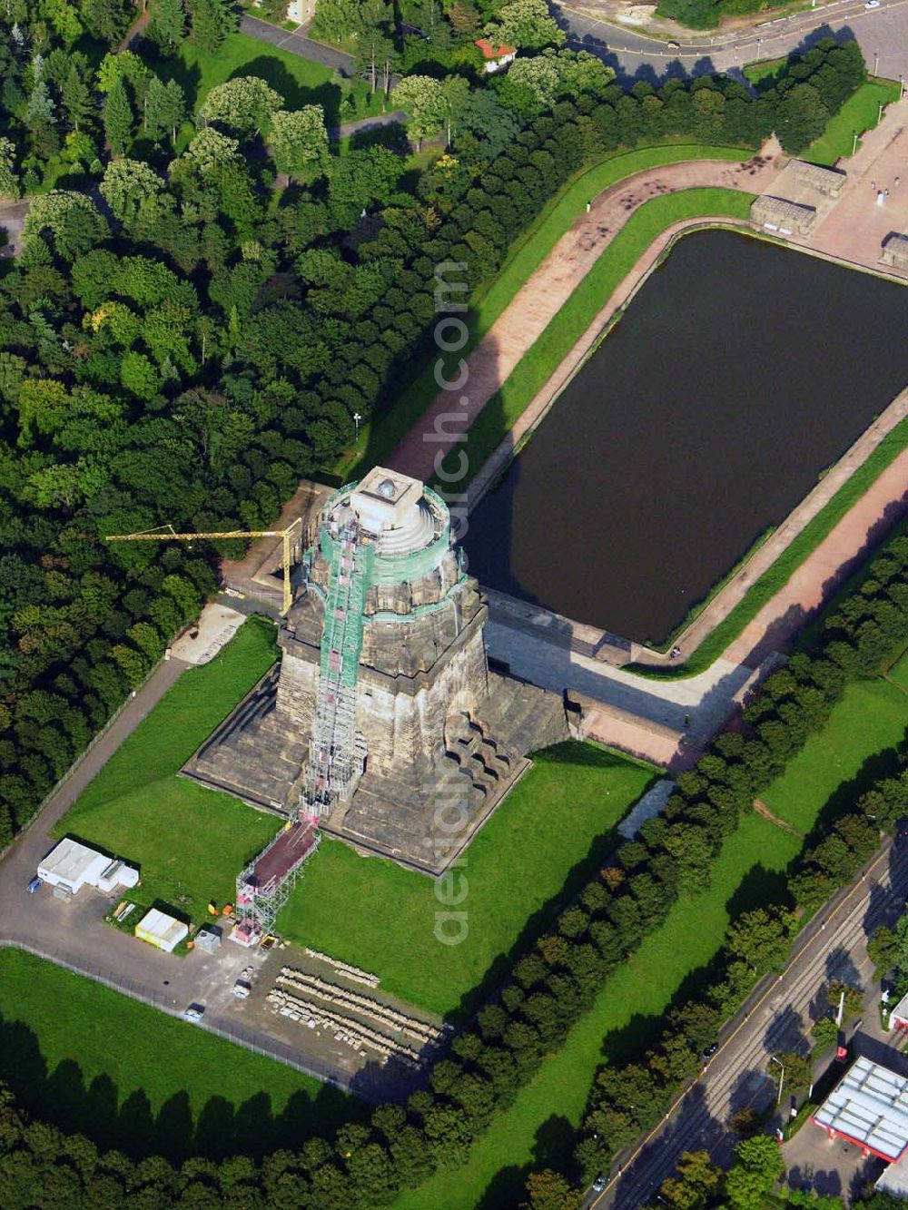 Leipzig from the bird's eye view: 27.08.2005 Leipzig; Für die Sanierung des Völkerschlachtdenkmales wurde in den letzten Jahren sehr viel getan. So konnten die Kriegsschäden in der Ruhmeshalles beseitigt werden. Es erfolgten notwendige Erschließungsarbeiten zur Durchführung der Baumaßnahmen. Der Zugang über das Plateau unter dem Michael-Relief wurde geschaffen, Grundleitungen verlegt, Stahlbetonarbeiten an Decke und Wänden ausgeführt.Das Völkerschlachtdenkmal Leipzig erinnert an die erste große Massenschlacht der Menschheitsgeschichte. Über eine halbe Million Soldaten aus fast ganz Europa stan­den sich im Oktober 1813 auf den Schlachtfeldern um Leipzig gegenüber. Mehr als 120 000 Menschen haben während der blutigen Kämpfe oder anschließend durch Hunger und Seuchen ihr Leben verloren.