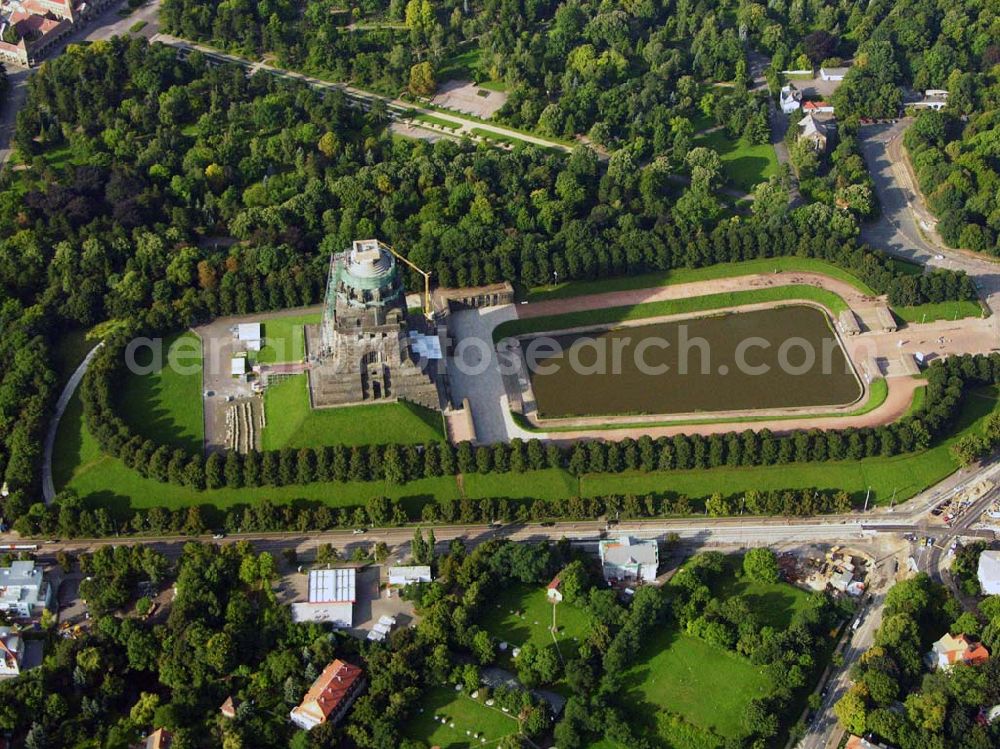 Leipzig from above - 27.08.2005 Leipzig; Für die Sanierung des Völkerschlachtdenkmales wurde in den letzten Jahren sehr viel getan. So konnten die Kriegsschäden in der Ruhmeshalles beseitigt werden. Es erfolgten notwendige Erschließungsarbeiten zur Durchführung der Baumaßnahmen. Der Zugang über das Plateau unter dem Michael-Relief wurde geschaffen, Grundleitungen verlegt, Stahlbetonarbeiten an Decke und Wänden ausgeführt.Das Völkerschlachtdenkmal Leipzig erinnert an die erste große Massenschlacht der Menschheitsgeschichte. Über eine halbe Million Soldaten aus fast ganz Europa stan­den sich im Oktober 1813 auf den Schlachtfeldern um Leipzig gegenüber. Mehr als 120 000 Menschen haben während der blutigen Kämpfe oder anschließend durch Hunger und Seuchen ihr Leben verloren.