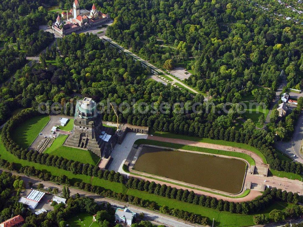 Aerial image Leipzig - 27.08.2005 Leipzig; Für die Sanierung des Völkerschlachtdenkmales wurde in den letzten Jahren sehr viel getan. So konnten die Kriegsschäden in der Ruhmeshalles beseitigt werden. Es erfolgten notwendige Erschließungsarbeiten zur Durchführung der Baumaßnahmen. Der Zugang über das Plateau unter dem Michael-Relief wurde geschaffen, Grundleitungen verlegt, Stahlbetonarbeiten an Decke und Wänden ausgeführt.Das Völkerschlachtdenkmal Leipzig erinnert an die erste große Massenschlacht der Menschheitsgeschichte. Über eine halbe Million Soldaten aus fast ganz Europa stan­den sich im Oktober 1813 auf den Schlachtfeldern um Leipzig gegenüber. Mehr als 120 000 Menschen haben während der blutigen Kämpfe oder anschließend durch Hunger und Seuchen ihr Leben verloren.