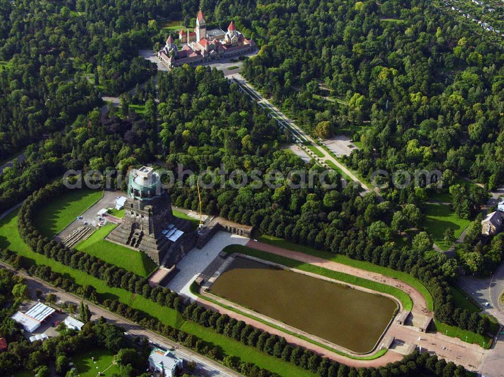 Aerial photograph Leipzig - 27.08.2005 Leipzig; Für die Sanierung des Völkerschlachtdenkmales wurde in den letzten Jahren sehr viel getan. So konnten die Kriegsschäden in der Ruhmeshalles beseitigt werden. Es erfolgten notwendige Erschließungsarbeiten zur Durchführung der Baumaßnahmen. Der Zugang über das Plateau unter dem Michael-Relief wurde geschaffen, Grundleitungen verlegt, Stahlbetonarbeiten an Decke und Wänden ausgeführt.Das Völkerschlachtdenkmal Leipzig erinnert an die erste große Massenschlacht der Menschheitsgeschichte. Über eine halbe Million Soldaten aus fast ganz Europa stan­den sich im Oktober 1813 auf den Schlachtfeldern um Leipzig gegenüber. Mehr als 120 000 Menschen haben während der blutigen Kämpfe oder anschließend durch Hunger und Seuchen ihr Leben verloren.