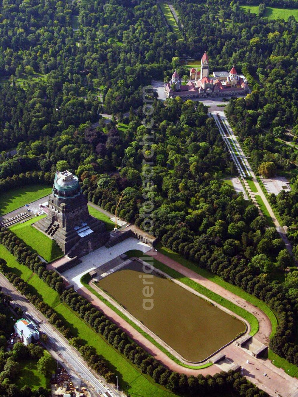 Leipzig from the bird's eye view: 27.08.2005 Leipzig; Für die Sanierung des Völkerschlachtdenkmales wurde in den letzten Jahren sehr viel getan. So konnten die Kriegsschäden in der Ruhmeshalles beseitigt werden. Es erfolgten notwendige Erschließungsarbeiten zur Durchführung der Baumaßnahmen. Der Zugang über das Plateau unter dem Michael-Relief wurde geschaffen, Grundleitungen verlegt, Stahlbetonarbeiten an Decke und Wänden ausgeführt.Das Völkerschlachtdenkmal Leipzig erinnert an die erste große Massenschlacht der Menschheitsgeschichte. Über eine halbe Million Soldaten aus fast ganz Europa stan­den sich im Oktober 1813 auf den Schlachtfeldern um Leipzig gegenüber. Mehr als 120 000 Menschen haben während der blutigen Kämpfe oder anschließend durch Hunger und Seuchen ihr Leben verloren.