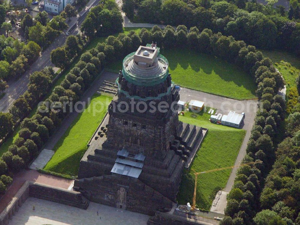 Leipzig from above - 27.08.2005 Leipzig; Für die Sanierung des Völkerschlachtdenkmales wurde in den letzten Jahren sehr viel getan. So konnten die Kriegsschäden in der Ruhmeshalles beseitigt werden. Es erfolgten notwendige Erschließungsarbeiten zur Durchführung der Baumaßnahmen. Der Zugang über das Plateau unter dem Michael-Relief wurde geschaffen, Grundleitungen verlegt, Stahlbetonarbeiten an Decke und Wänden ausgeführt.Das Völkerschlachtdenkmal Leipzig erinnert an die erste große Massenschlacht der Menschheitsgeschichte. Über eine halbe Million Soldaten aus fast ganz Europa stan­den sich im Oktober 1813 auf den Schlachtfeldern um Leipzig gegenüber. Mehr als 120 000 Menschen haben während der blutigen Kämpfe oder anschließend durch Hunger und Seuchen ihr Leben verloren.