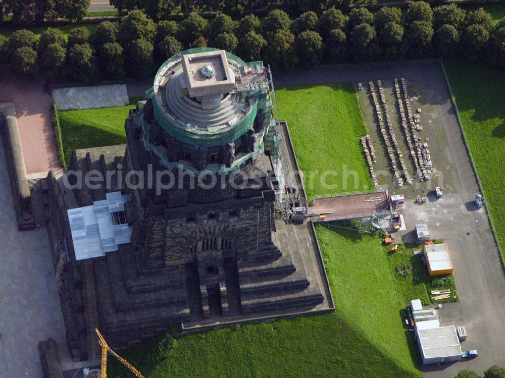 Leipzig from the bird's eye view: 27.08.2005 Leipzig; Für die Sanierung des Völkerschlachtdenkmales wurde in den letzten Jahren sehr viel getan. So konnten die Kriegsschäden in der Ruhmeshalles beseitigt werden. Es erfolgten notwendige Erschließungsarbeiten zur Durchführung der Baumaßnahmen. Der Zugang über das Plateau unter dem Michael-Relief wurde geschaffen, Grundleitungen verlegt, Stahlbetonarbeiten an Decke und Wänden ausgeführt.Das Völkerschlachtdenkmal Leipzig erinnert an die erste große Massenschlacht der Menschheitsgeschichte. Über eine halbe Million Soldaten aus fast ganz Europa stan­den sich im Oktober 1813 auf den Schlachtfeldern um Leipzig gegenüber. Mehr als 120 000 Menschen haben während der blutigen Kämpfe oder anschließend durch Hunger und Seuchen ihr Leben verloren.