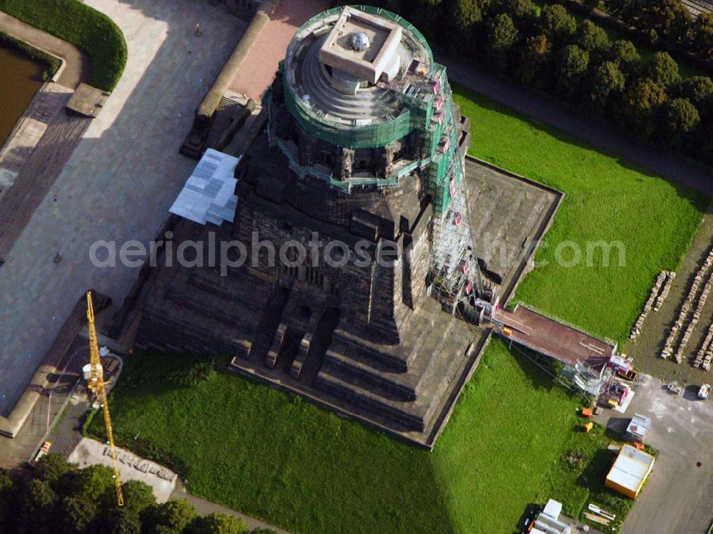 Aerial photograph Leipzig - 27.08.2005 Leipzig; Für die Sanierung des Völkerschlachtdenkmales wurde in den letzten Jahren sehr viel getan. So konnten die Kriegsschäden in der Ruhmeshalles beseitigt werden. Es erfolgten notwendige Erschließungsarbeiten zur Durchführung der Baumaßnahmen. Der Zugang über das Plateau unter dem Michael-Relief wurde geschaffen, Grundleitungen verlegt, Stahlbetonarbeiten an Decke und Wänden ausgeführt.Das Völkerschlachtdenkmal Leipzig erinnert an die erste große Massenschlacht der Menschheitsgeschichte. Über eine halbe Million Soldaten aus fast ganz Europa stan­den sich im Oktober 1813 auf den Schlachtfeldern um Leipzig gegenüber. Mehr als 120 000 Menschen haben während der blutigen Kämpfe oder anschließend durch Hunger und Seuchen ihr Leben verloren.